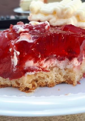 Una foto de 🥧 Tarta De Frutilla 🍓 Súper Fácil 👏🤤