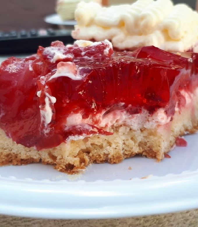 Una foto de 🥧 Tarta De Frutilla 🍓 Súper Fácil 👏🤤