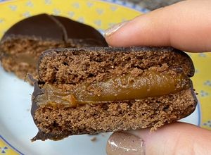 Una foto de Alfajores - Copitos de dulce de leche bañados en chocolate 🤍