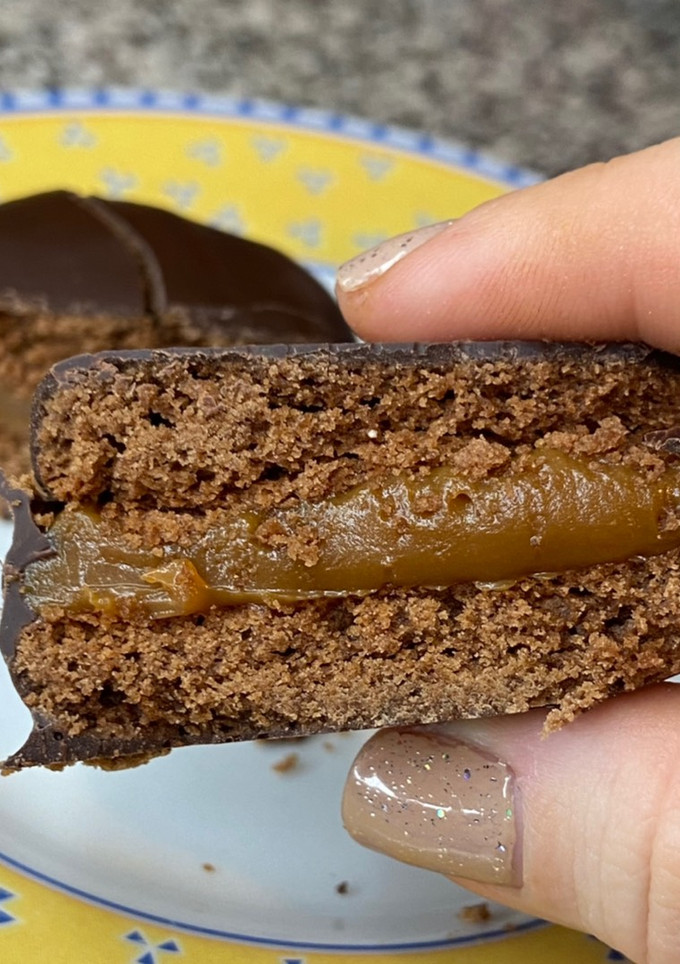 Una foto de Alfajores - Copitos de dulce de leche bañados en chocolate 🤍