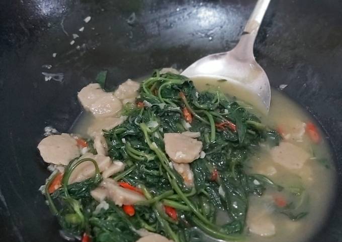 Bagaimana Membuat Tumis kangkung bakso pedas gurih yang Lezat