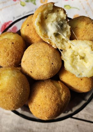 Una foto de 🧀💣Bombas de papa al roquefort 💣🧀