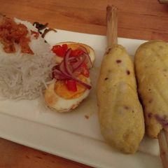 A picture of Sate Lilit Bali (Indonesian Balinese Fish satay).