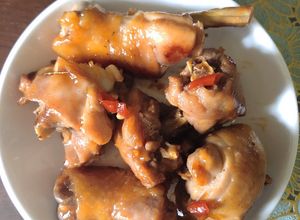 Hình của món Đùi gà rim mật ong ngũ vị.