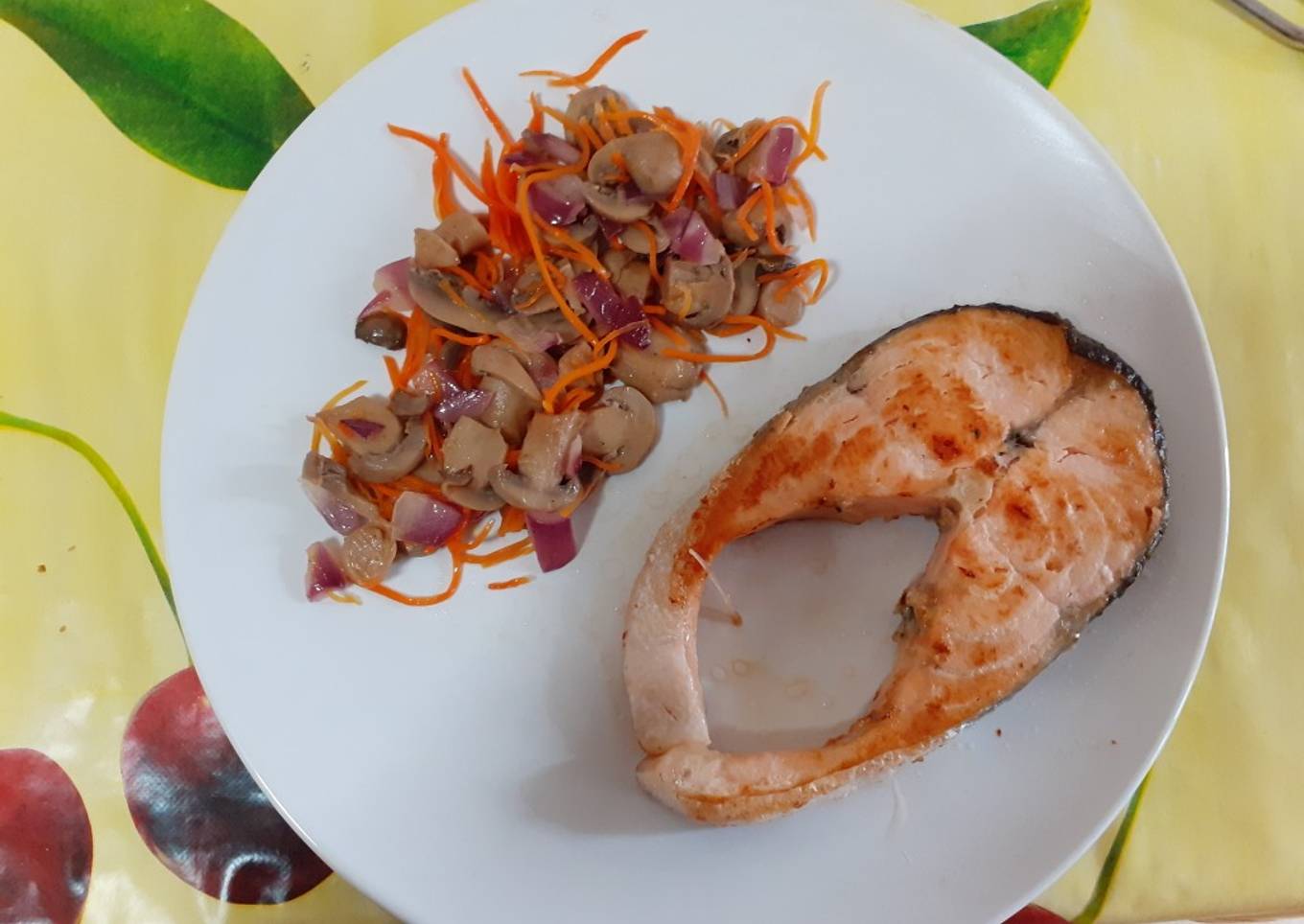 Salmón a la plancha con champiñones y zanahorias