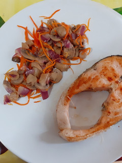 Una foto de Salmón a la plancha con champiñones y zanahorias