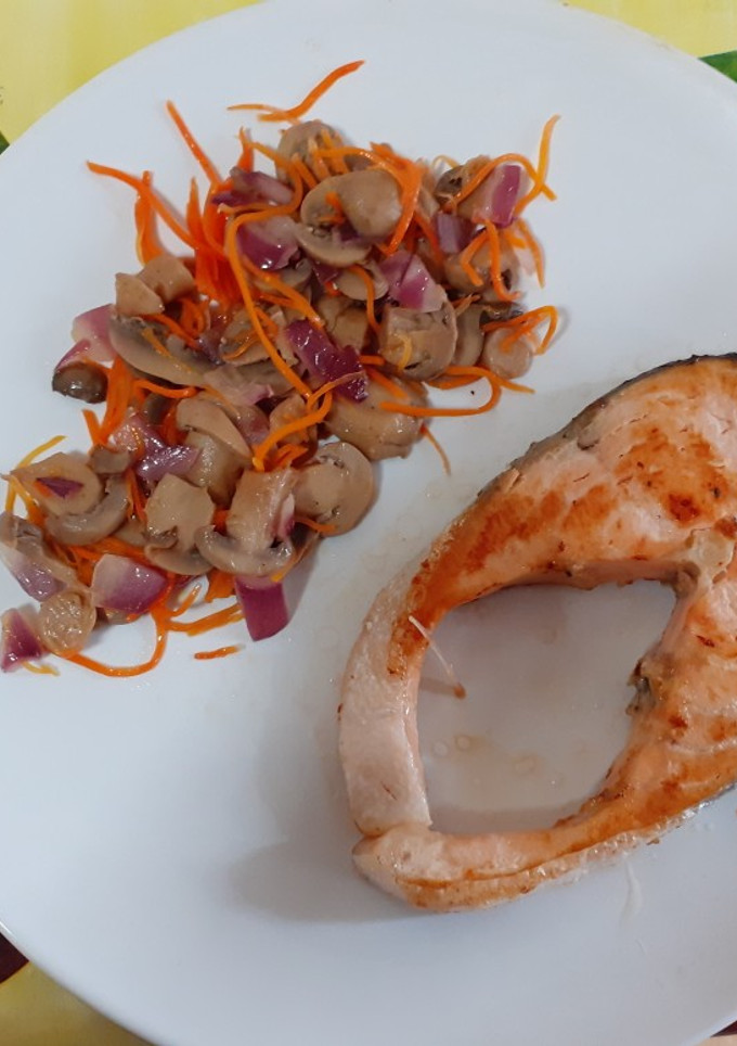 Una foto de Salmón a la plancha con champiñones y zanahorias