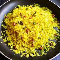 A picture of Poha chivda.