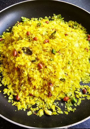 A picture of Poha chivda.