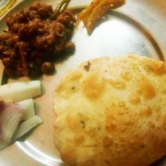 A picture of Chole poori.