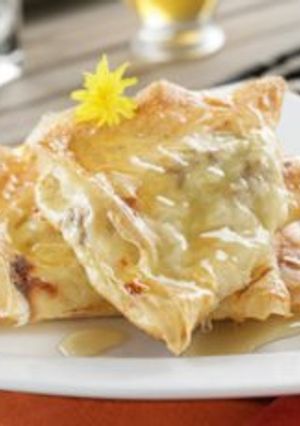 Una foto de Crujiente de queso brie con pollo