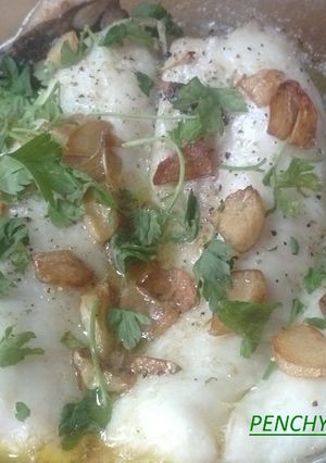 Foto principal de Merluza abierta al horno con refrito de ajos