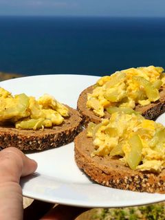 Una foto de Tostas de zarangollo de calabacín