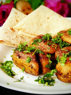 अचारी भरवां आलू (achari bharwan aloo recipe in Hindi) रेसिपी मुख्य फोटो