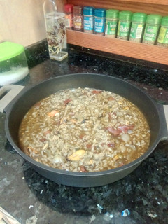 Una foto de Arroz con calamares y mejillones de lata