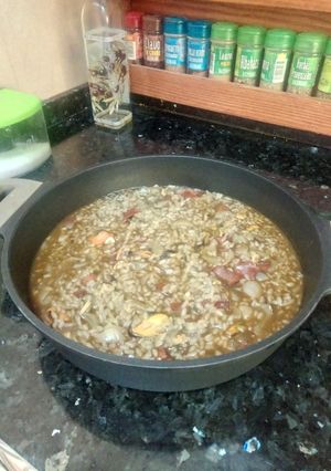 Una foto de Arroz con calamares y mejillones de lata