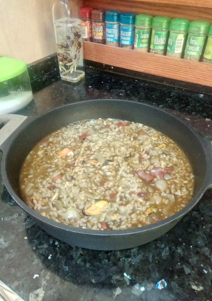 Una foto de Arroz con calamares y mejillones de lata