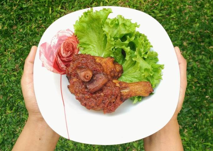 Ayam penyet sambal kurma