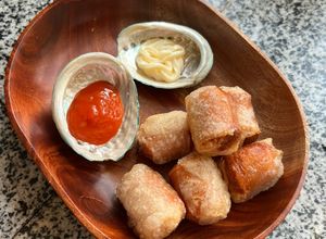 Hình của món Món Ăn Vặt Làm Trong Tích Tắc: Xúc Xích Cuộn Bánh Tráng Chiên Giòn 🤤.