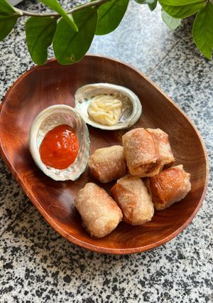 Hình của món Món Ăn Vặt Làm Trong Tích Tắc: Xúc Xích Cuộn Bánh Tráng Chiên Giòn 🤤.