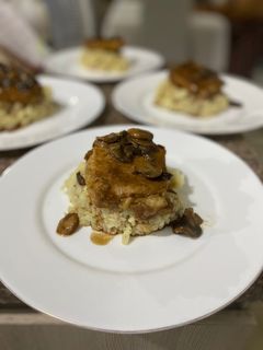 Una foto de Medallones de cerdo en salsa de champiñones, balsámico y whiskey