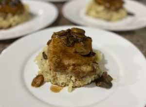 Una foto de Medallones de cerdo en salsa de champiñones, balsámico y whiskey
