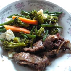 A picture of Assorted veges served with chicken.