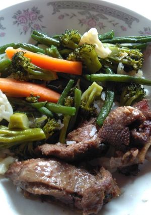 A picture of Assorted veges served with chicken.