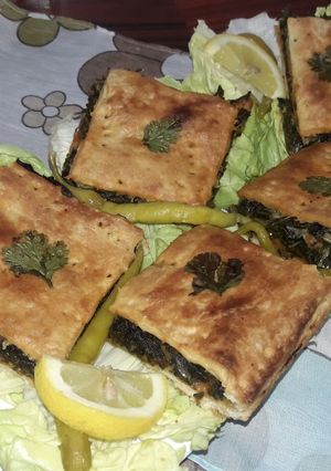 صورة لوصفة كوكا مورقة بالسبانخ وصلصة الطماطم