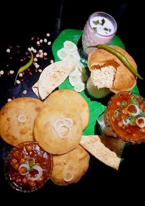 છોલે પનીર ભટુરા(Chhole paneer bhtura recipe in Gujarati) રેસીપી મુખ્ય ફોટો