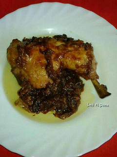 Una foto de Traseros de pollo con cebolla caramelizada