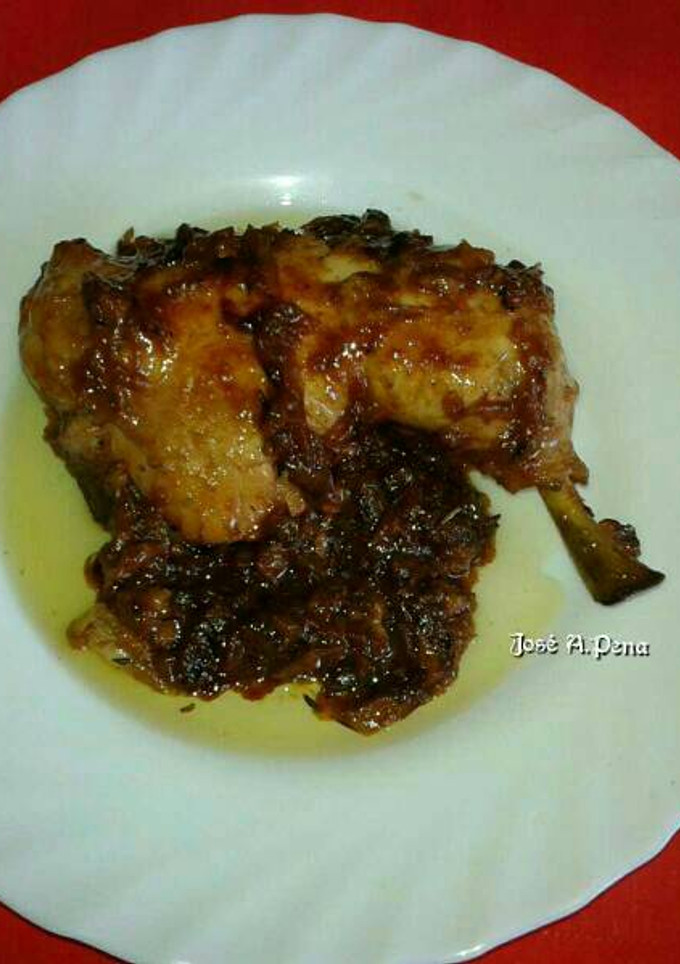 Una foto de Traseros de pollo con cebolla caramelizada