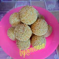 A picture of 317.*Onde-Onde kacang hijau*.