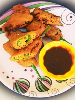मिर्ची बड़े (mirchi vade recipe in Hindi) रेसिपी मुख्य फोटो