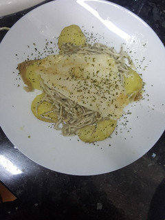 Una foto de Gulas con merluza y patata