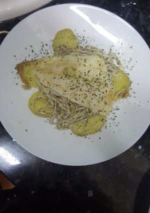 Una foto de Gulas con merluza y patata