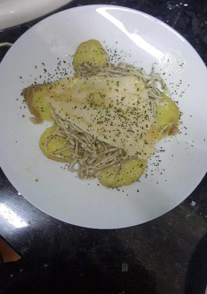 Una foto de Gulas con merluza y patata