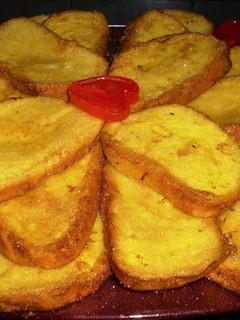 Una foto de Torrijas con nata y naranja