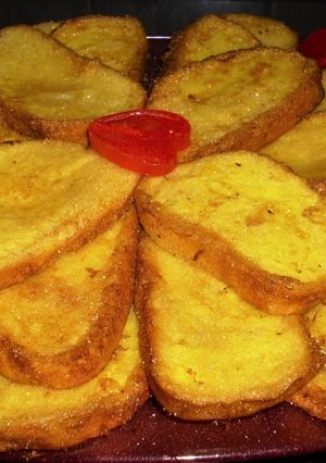 Una foto de Torrijas con nata y naranja