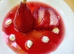 Una foto de Peras al Vino Tinto o Rosado🍐🍐🍷🍷