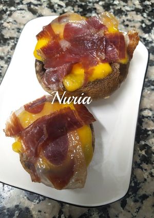 Una foto de Champiñones rellenos de Cheddar y jamón
