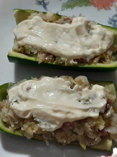 Una foto de Calabacín relleno de pescado y taquitos de jamón, para comer en frío