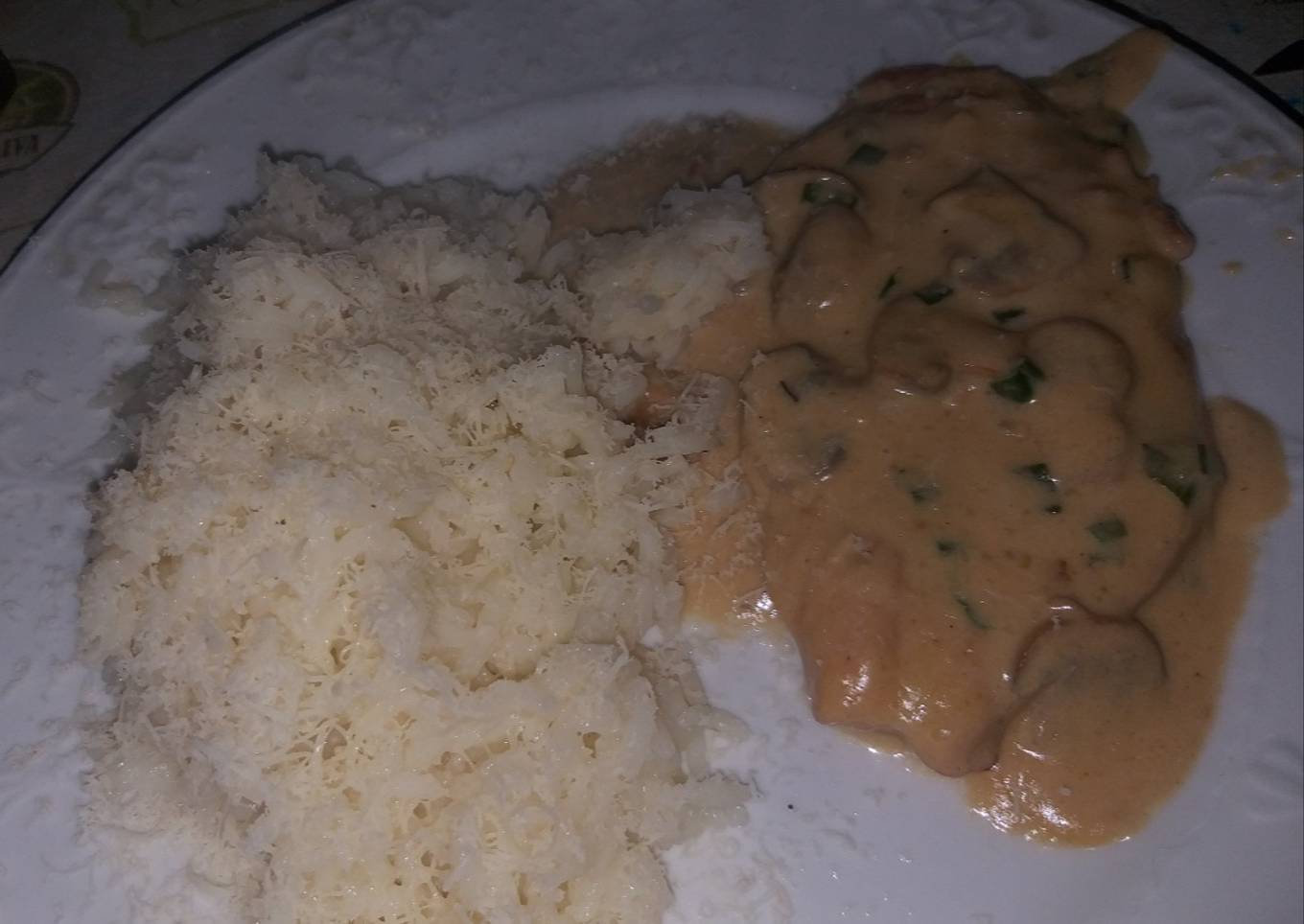 Garnish with creamy chicken with mushrooms and salted rice