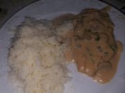 Una foto de pollo al champiñón y verdeo