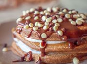 Una foto de tortitas con queso batido
