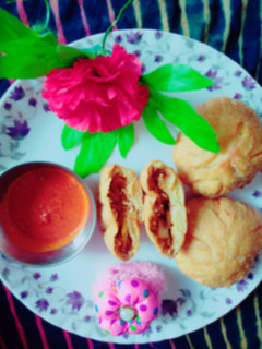 नूडल्स स्टफ्ड कचौड़ी रेसिपी मुख्य फोटो