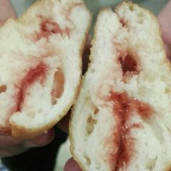 A picture of SUPER fluffy jelly filled donuts.