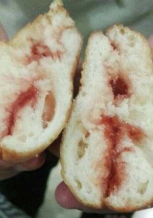 A picture of SUPER fluffy jelly filled donuts.