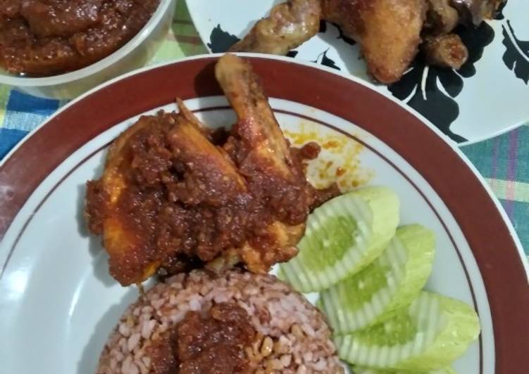 Bagaimana Membuat Ayam bumbu sambel goreng rimpang yang Bisa Manjain Lidah