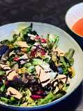 Mezclum de lechugas con arándanos, foei, pistachos y semillas con vinagreta de frambuesa